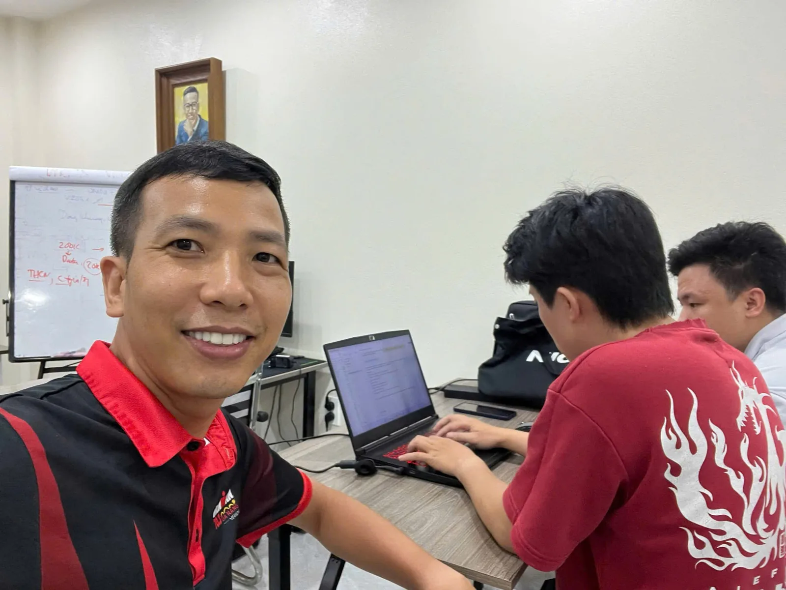 Buổi kèm 1-1 thực tế tại văn phòng — học viên thực hành ngay trên máy