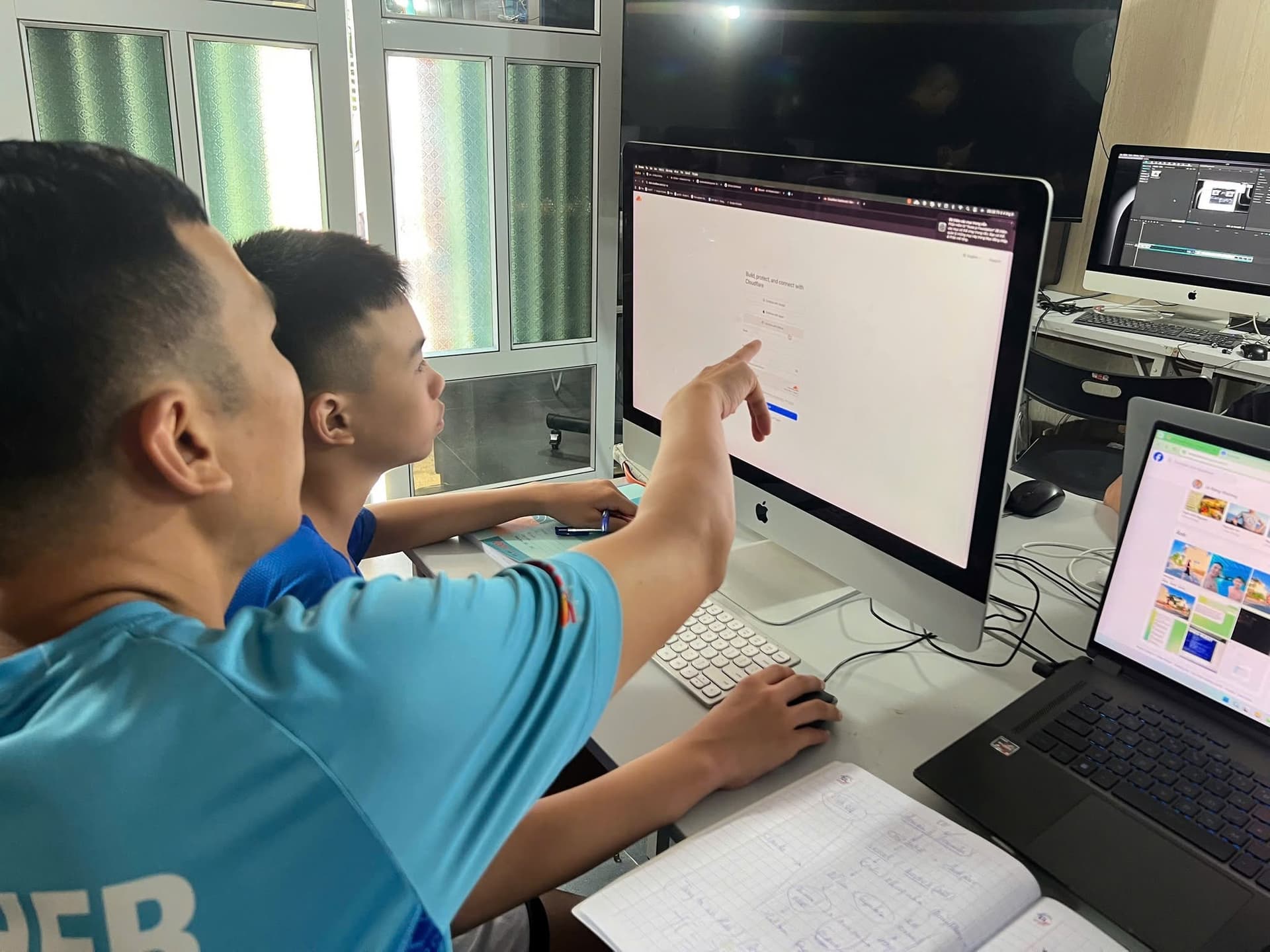 Thầy kèm sát từng con trên máy thật